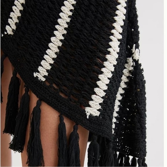ANTHROPOLOGIE ONE SHOULDER CROCHET PONCHO BLACK AND WHITE ONE SIZE - Picture 4 of 6
